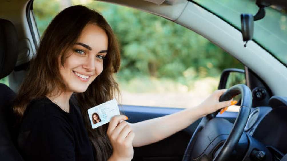 A partir de los 18 años puedes tramitar la licencia de conducir. 