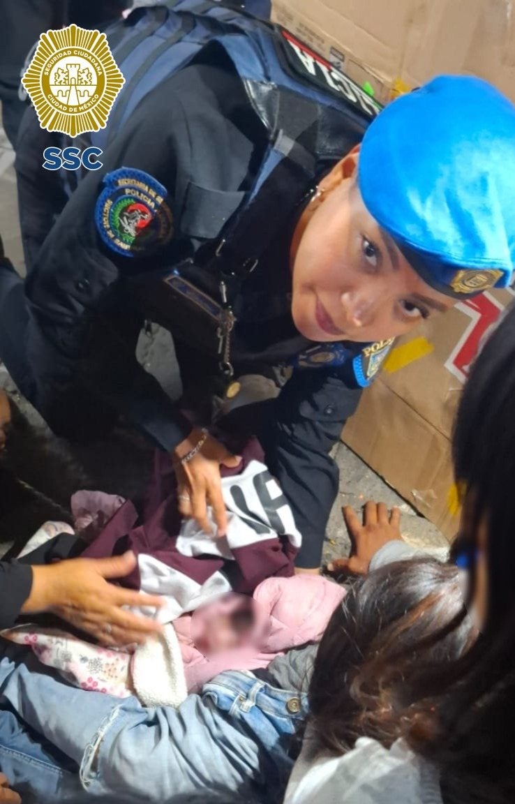 La mujer policía ayudó a que el bebé naciera sano y salvo.