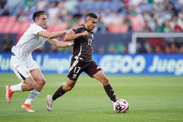 Orbelín Pineda conduce el balón en un partido