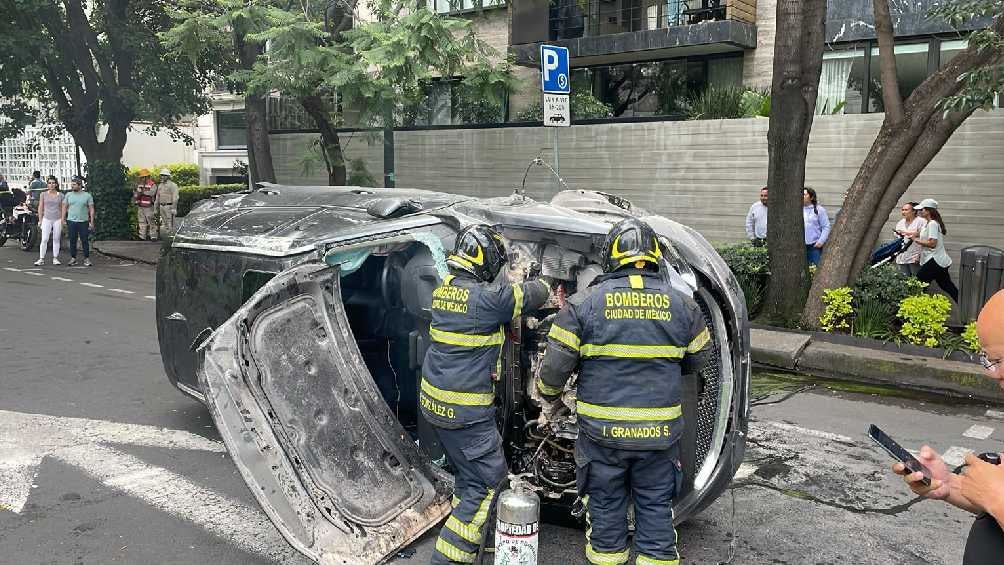 Bomberos pusieron en ruedas la camioneta que volcó en el accidente. 