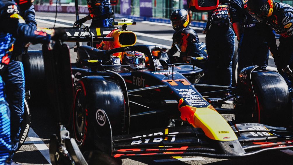 Checo en el garage de Red Bull