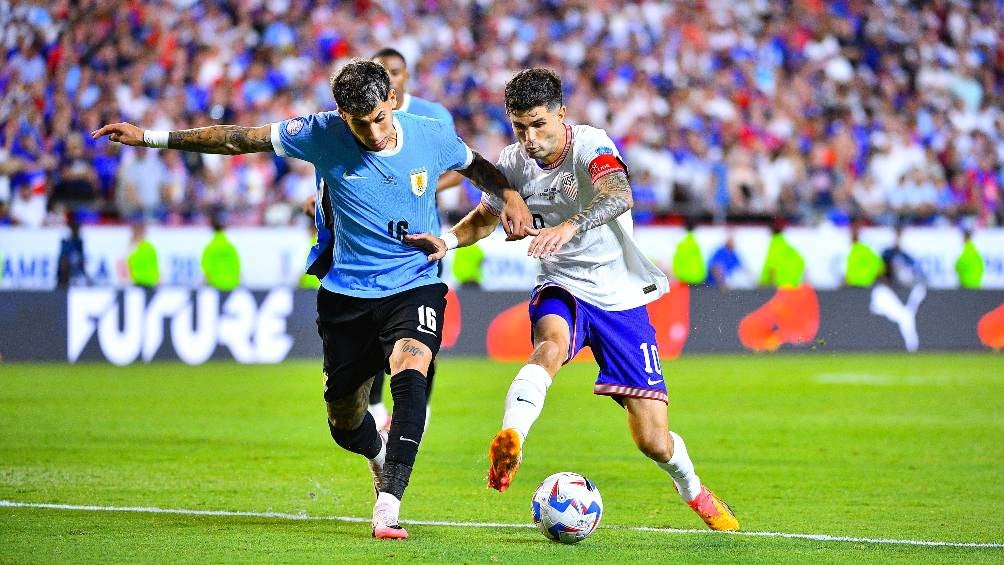 Cristian Olivera en partido con Uruguay 