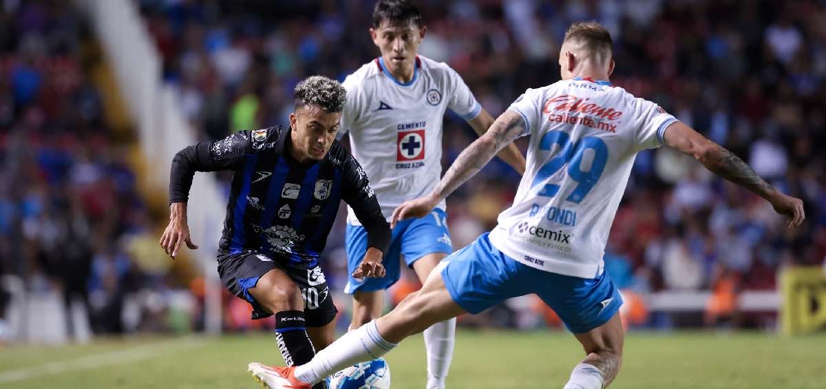 Cruz Azul venció 2-0 a los Gallos 