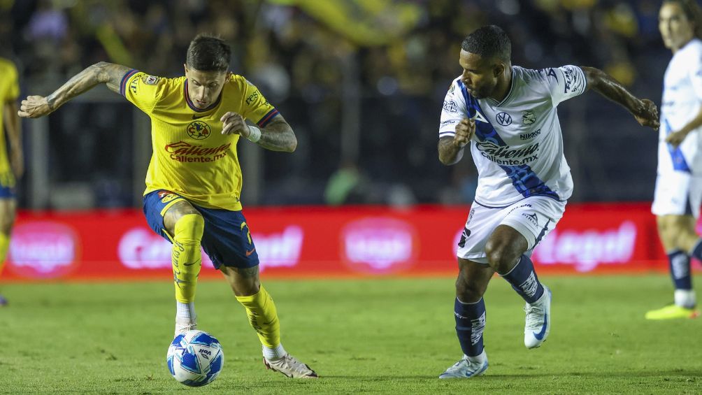 Brian Rodríguez frente a Bryan Ángulo