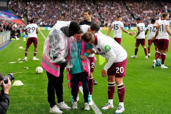 Jugadores de West Ham hablando con el recoge balones