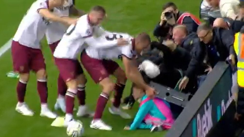 ¡Vaya susto! Jugador de West Ham 'salva' a niño de ser aplastado por valla publicitaria