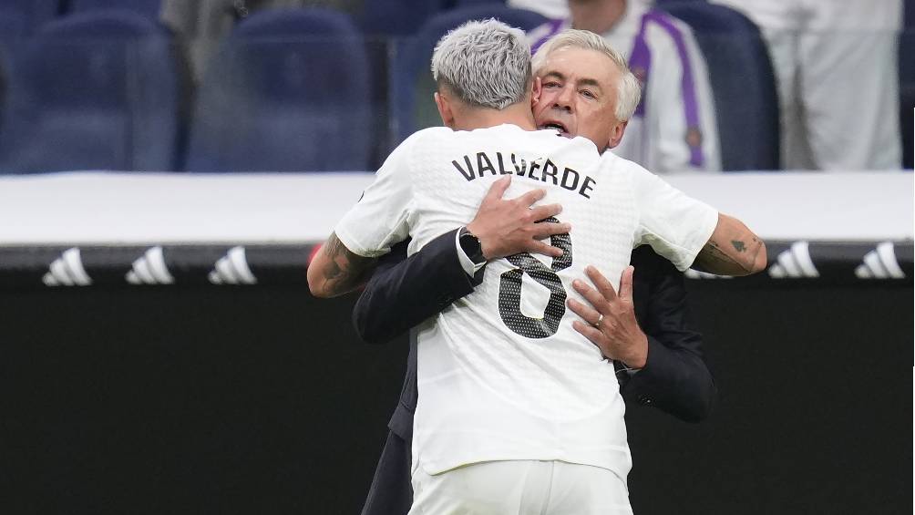 Carlo Ancelotti abraza a Fede Valverde, autor del primer gol del Madrid