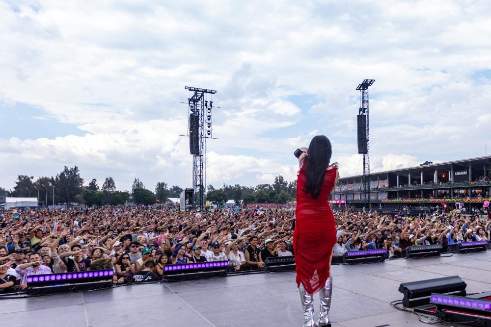 Francisca Velenzuela supo hipnotizar el plúblico con su rock-pop.