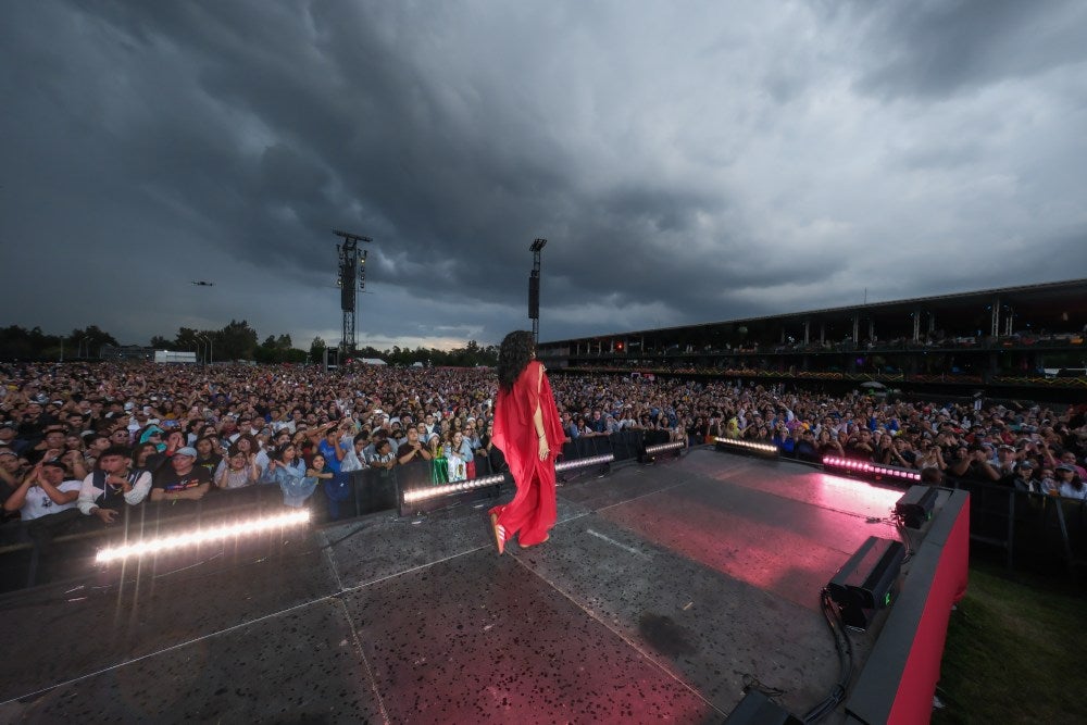 Una tormenta cayó en el festival pero eso no impidió que las presentaciones continuaran.