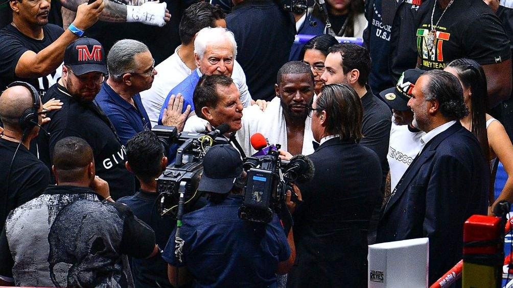 El boxeador mexicano junto Mayweather Jr.