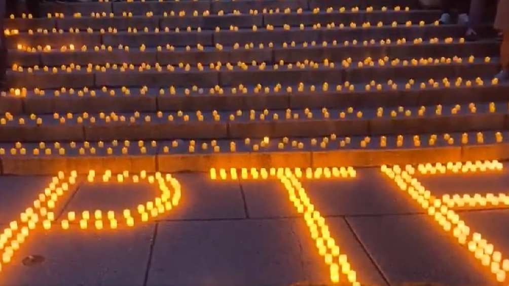 En las escalinatas formaron con velas artificiales las letras del PJF.  