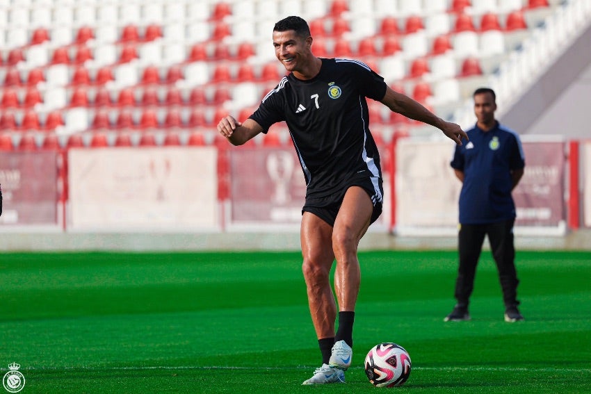 Cristiano Ronaldo en entrenamiento con Al-Nassr