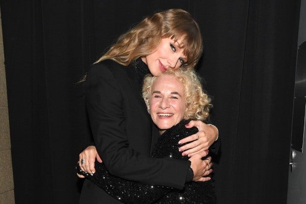 Taylor Swift y Caroline King juntas posando abrazadas