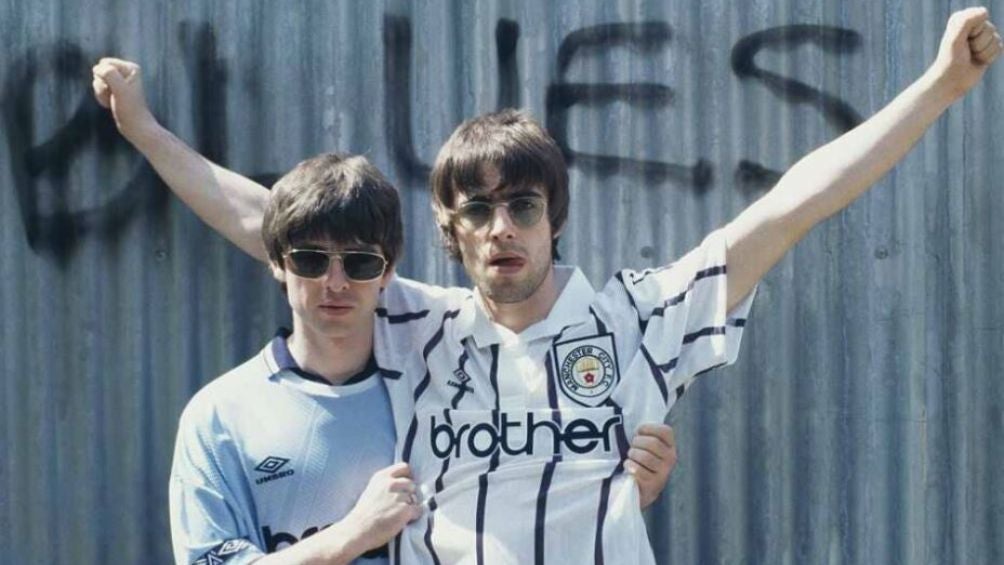 Noel y Liam con el jersey del Man City