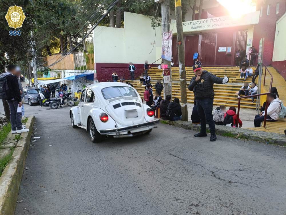 Los policías de tránsito estuvieron cuidando la entrada a clases.