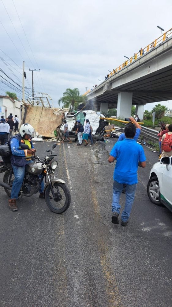 Los testigos afirman que se escuchó un gran impacto desde que venía cayendo el camión.