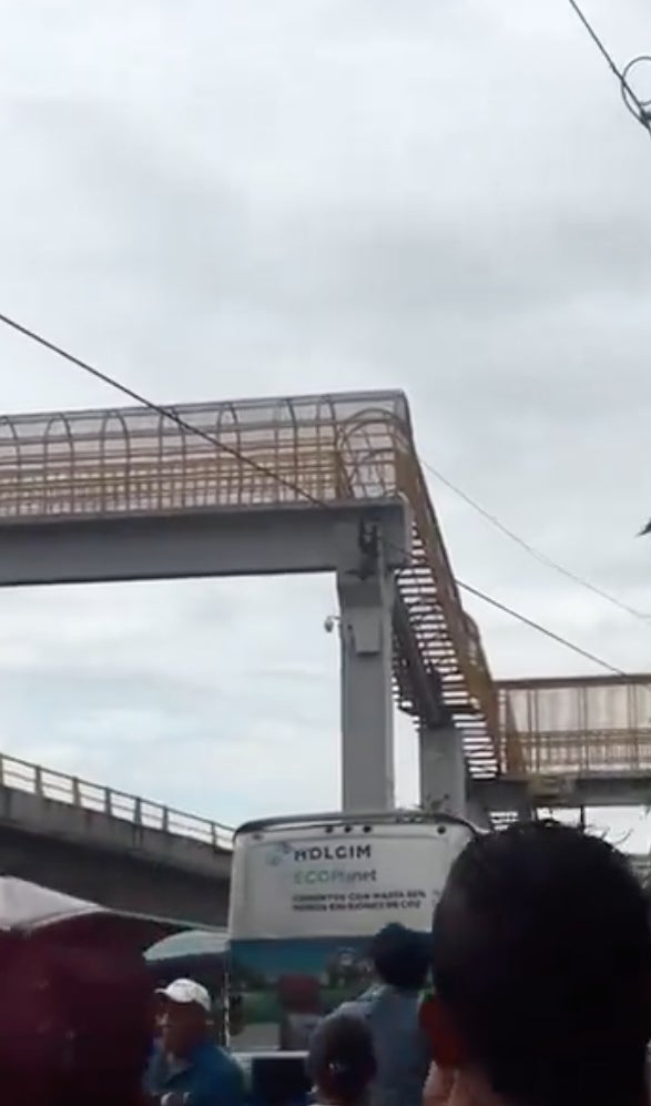 Su intento por quitarse la vida lo llevó hasta un puente peatonal.