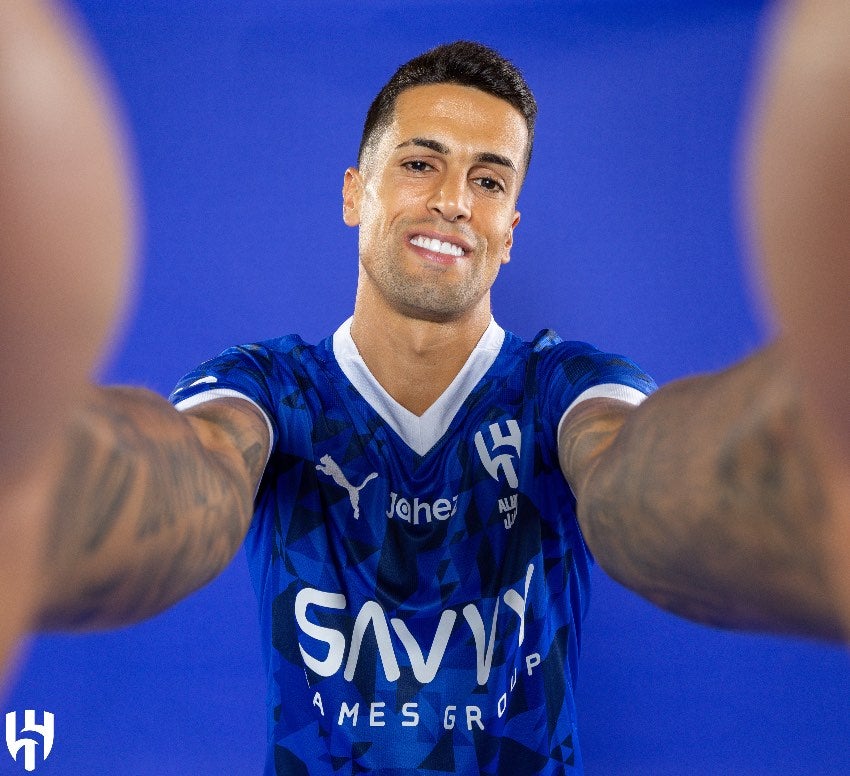 Joao Cancelo con la playera de su nuevo equipo saudí