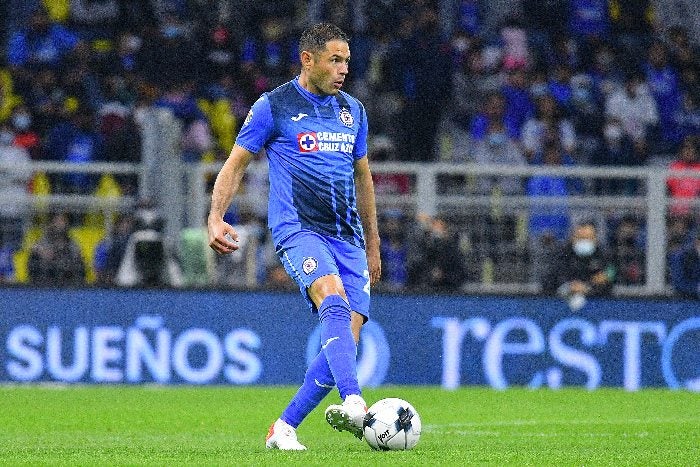 Aguilar en un juego de Cruz Azul