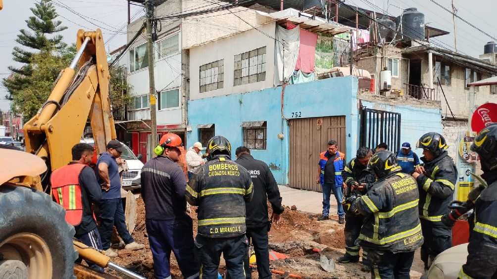 Por esta fuga de gas fueron desalojados estudiantes y vecinos de Iztacalco. 