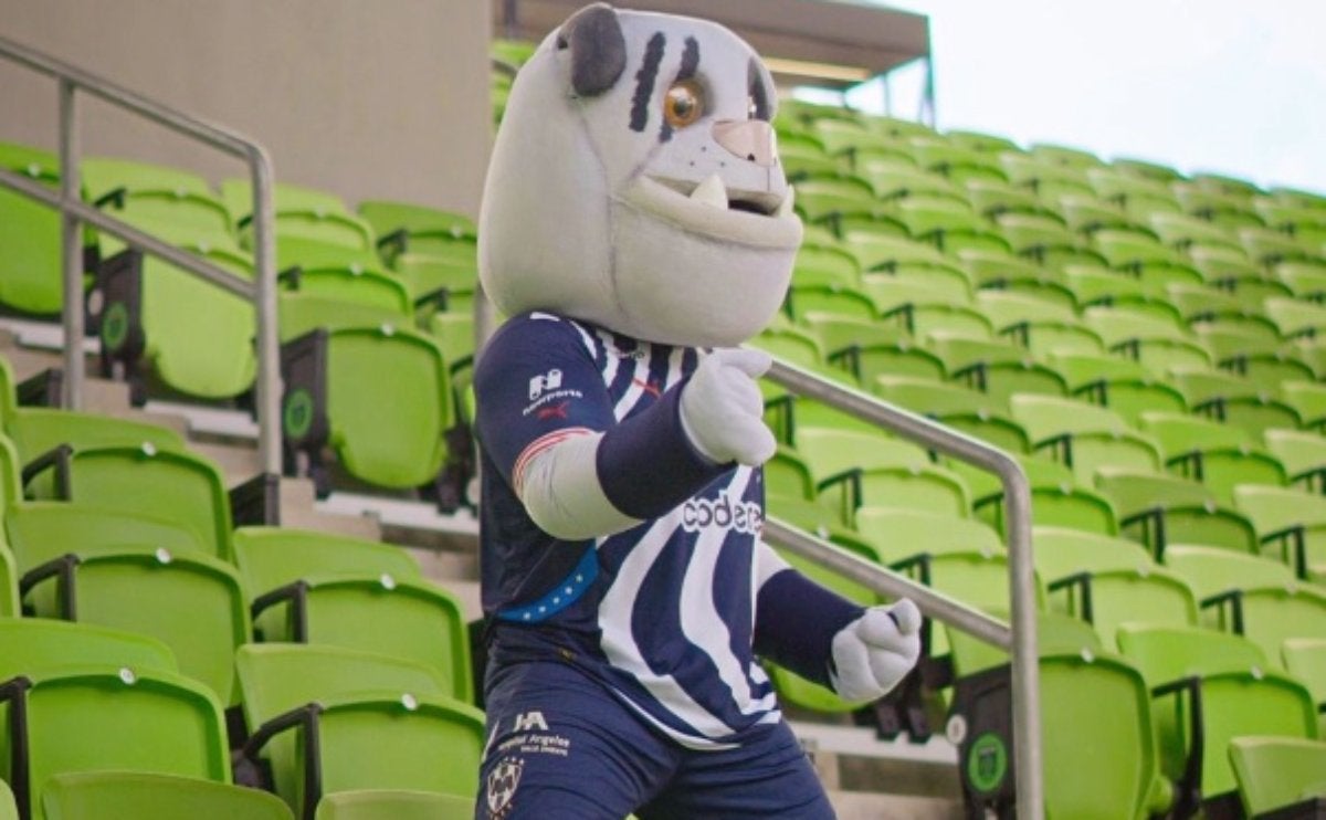 La mascota de Rayados en el estadio del Austin FC