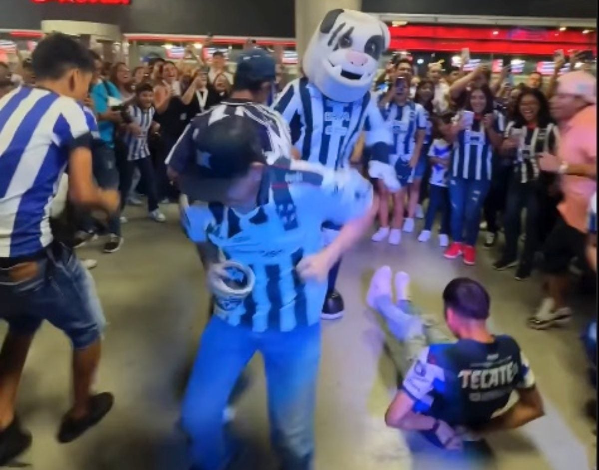 Monty bailando el 'Gallinazo' con aficionados de Rayados