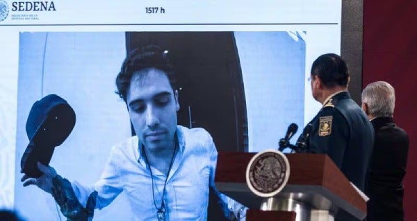 Un archivo de la detención de "El Ratón" siendo mostrado a los medios, a un lado el presidente AMLO