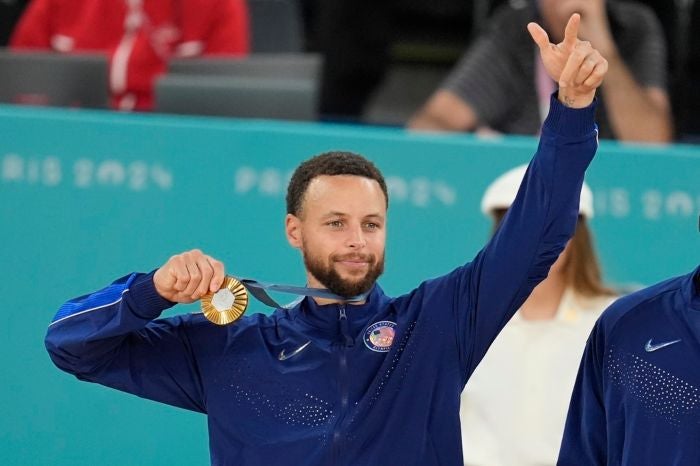 Curry posa con la medalla de oro que ganó en París 2024