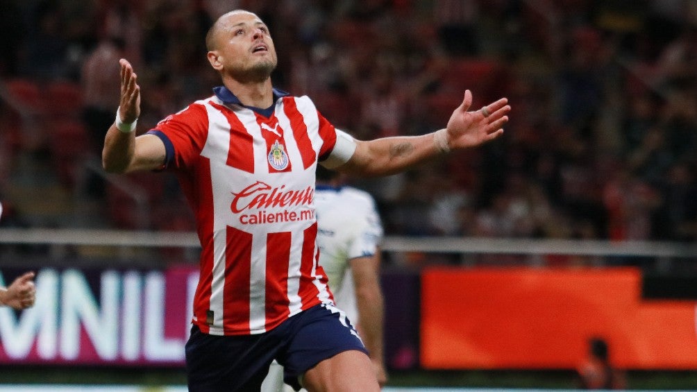 Chicharito celebra un gol con Chivas