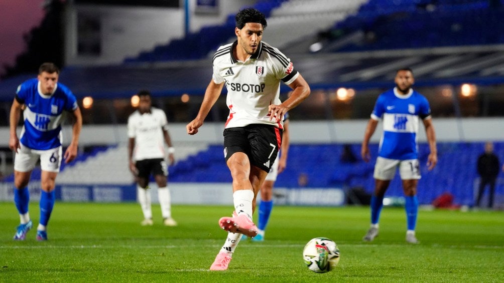 Raúl Jiménez anotando con Fulham