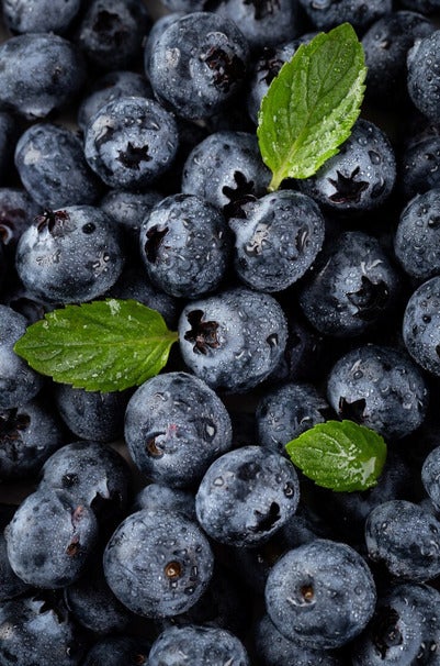 El fruto azul es recomendable incluirlo en la dieta de la familia.