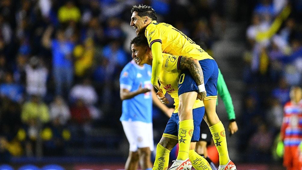 Diego Valdés celebra el primer gol de América