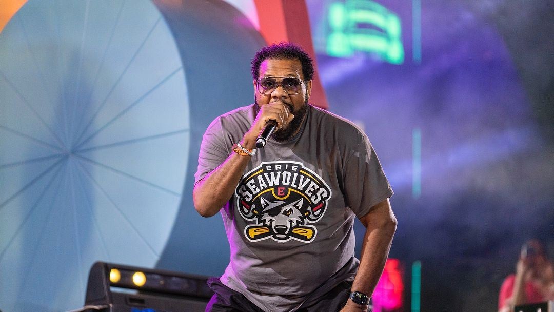 Fatman Scoop tuvo un calapso durante su concierto frente a cientos de personas.