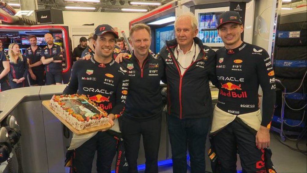 Helmut Marko con el equipo de Red Bull