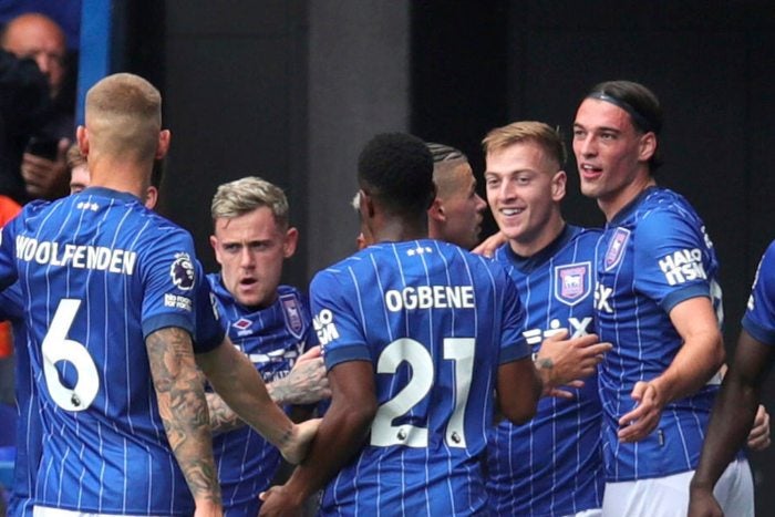 Jugadores del Ipswich Town celebran el gol de Liam Delap