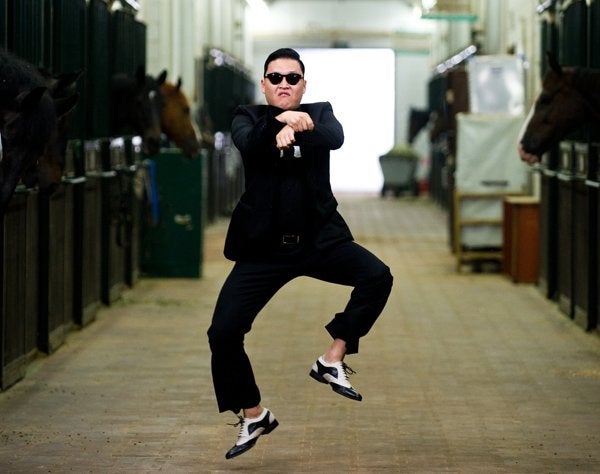 El conductor emuló la coreografía de ‘Gangnam Style'.