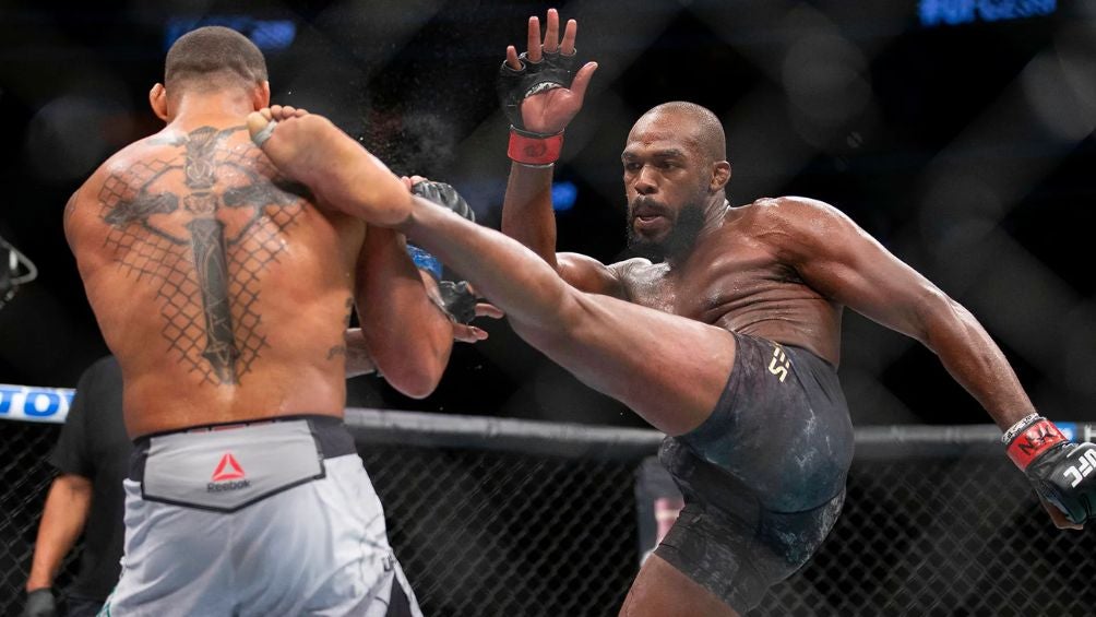 Jon Jones en una pelea en el octágono