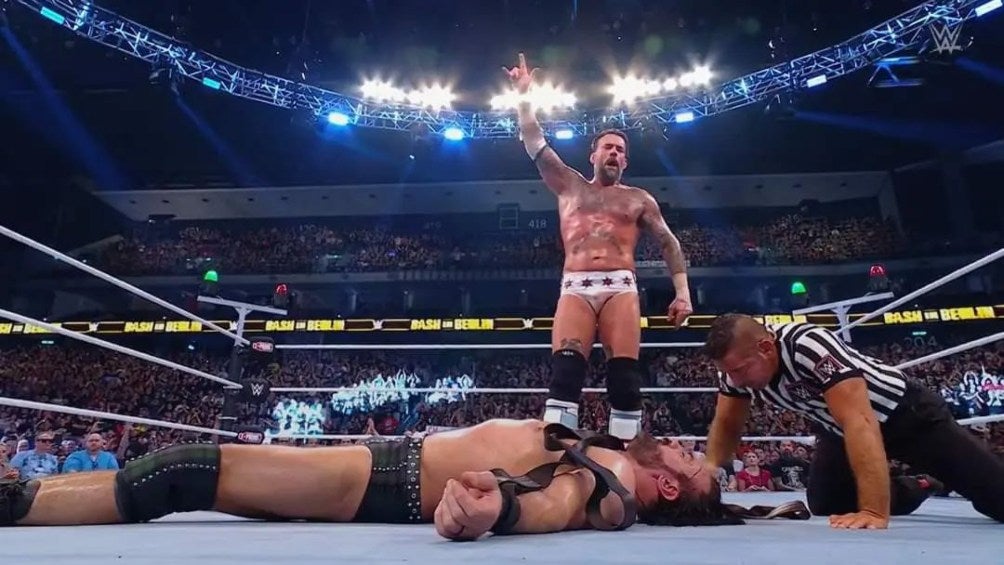 CM Punk se lleva el combate de correas