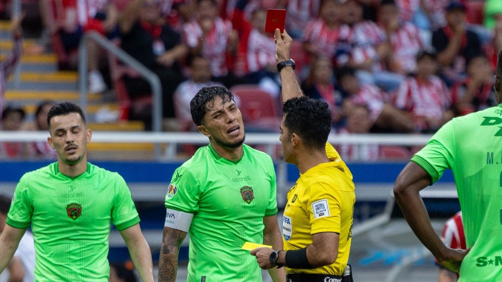 Carlos Salcedo con penal y expulsión en sus primeros dos juegos con Juárez