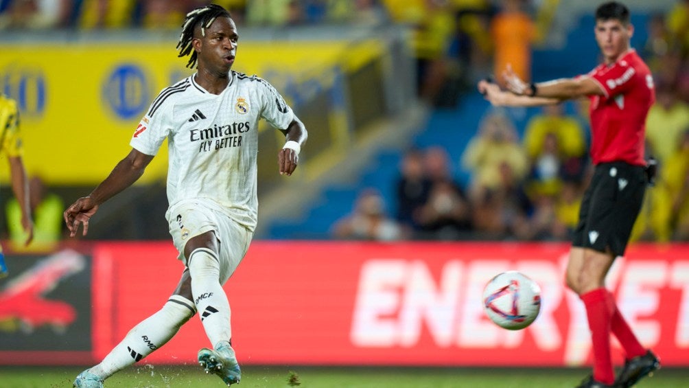 Vinicius Jr. cobrando penal con el Madrid