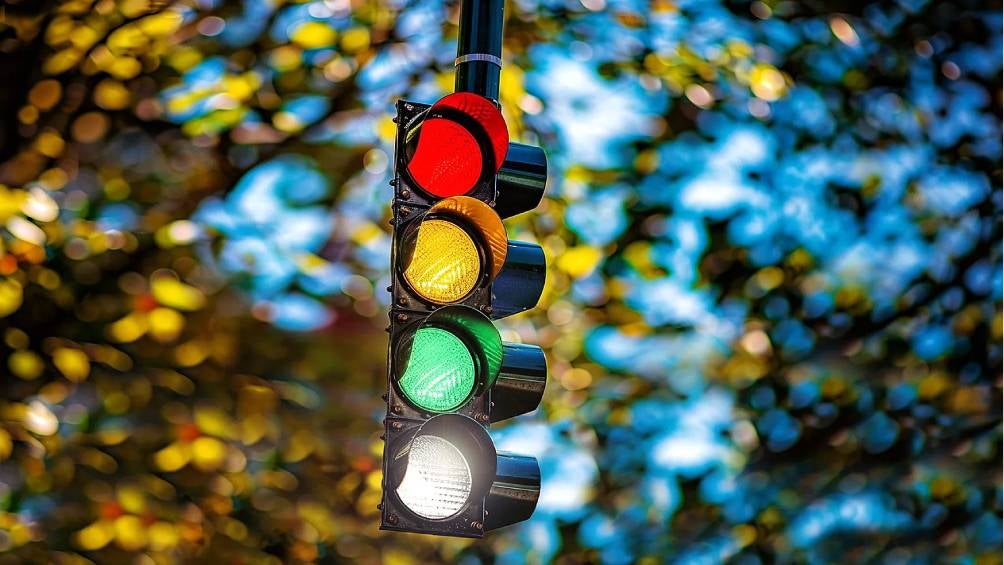 La cuarta luz será blanca y se conectará de forma inalámbrica con los coches autónomos.