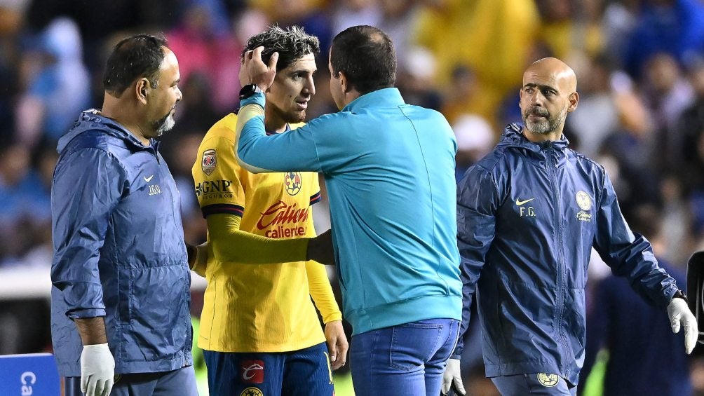 Diego Valdés no terminó el partido