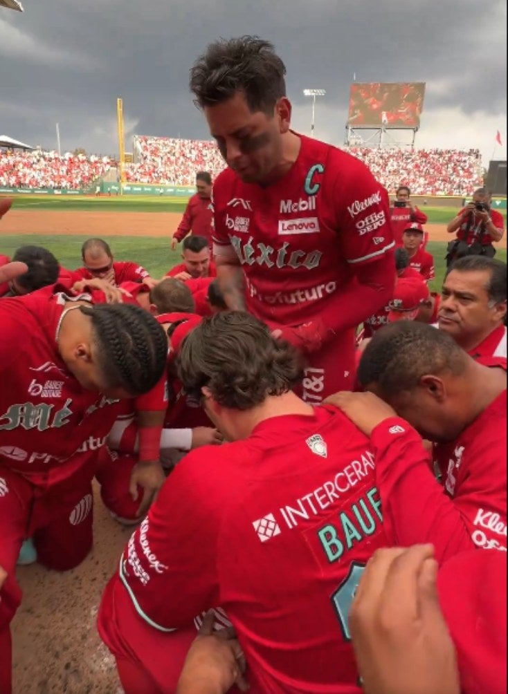 Juan Carlos Gamboa dando oración de agradecimiento