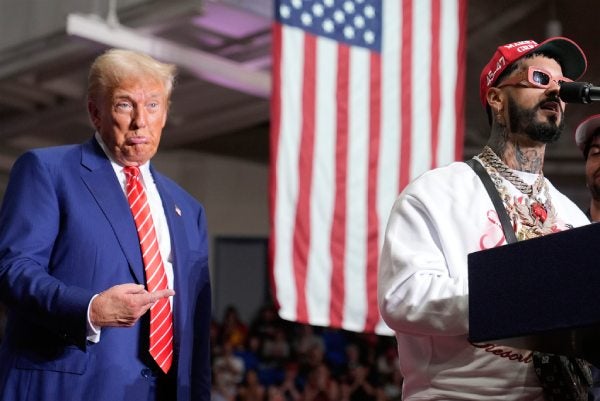 Donald Trump escuchando el discurso del cantante Anuel AA en mitin