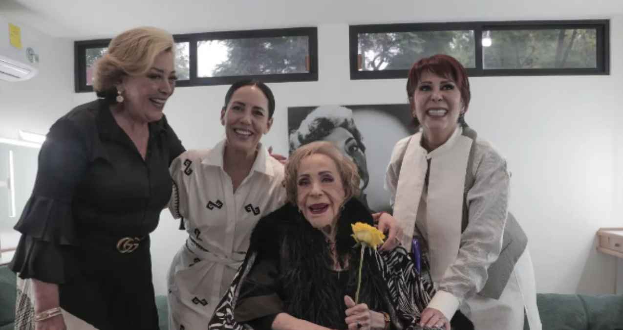 La actriz y la cantante, Alejandra Guzmán y Sylvia Pasquel posan junto a su madre, Silvia Pinal