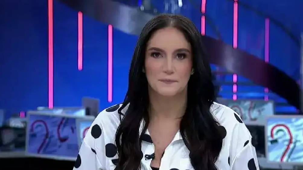 La presentadora es una periodista mexicana de Televisa. 