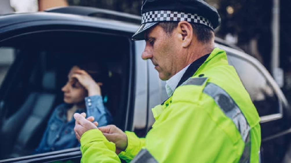  Las multas pueden ser impuestas por agentes de tránsito o mediante cámaras de vigilancia