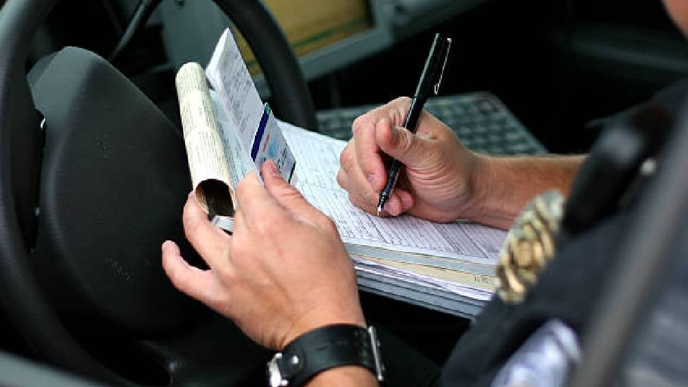 Los automovilistas se pueden beneficiar con un descuento para pagar sus multas. 