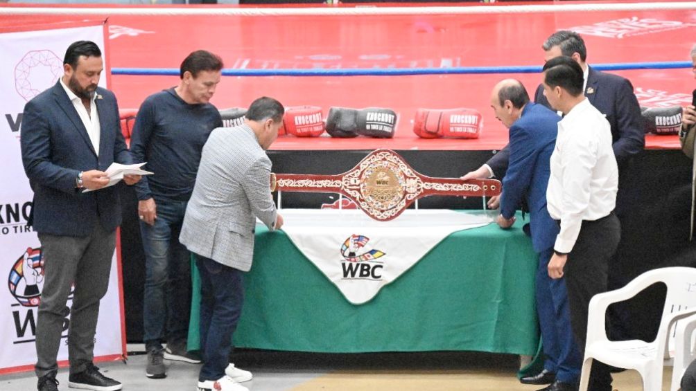 La presentación del cinturón en la Canelo vs Berlanga