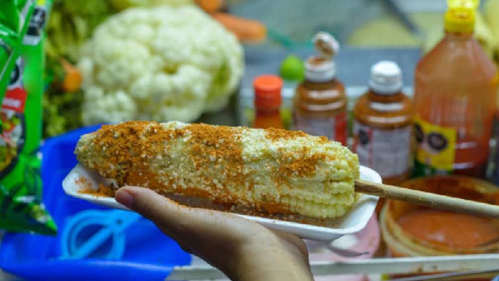 Ve y celebra el mes patrio comiendo elotes, esquites, pan y más. 